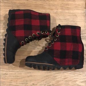Sorel PDX red plaid wedge size 9